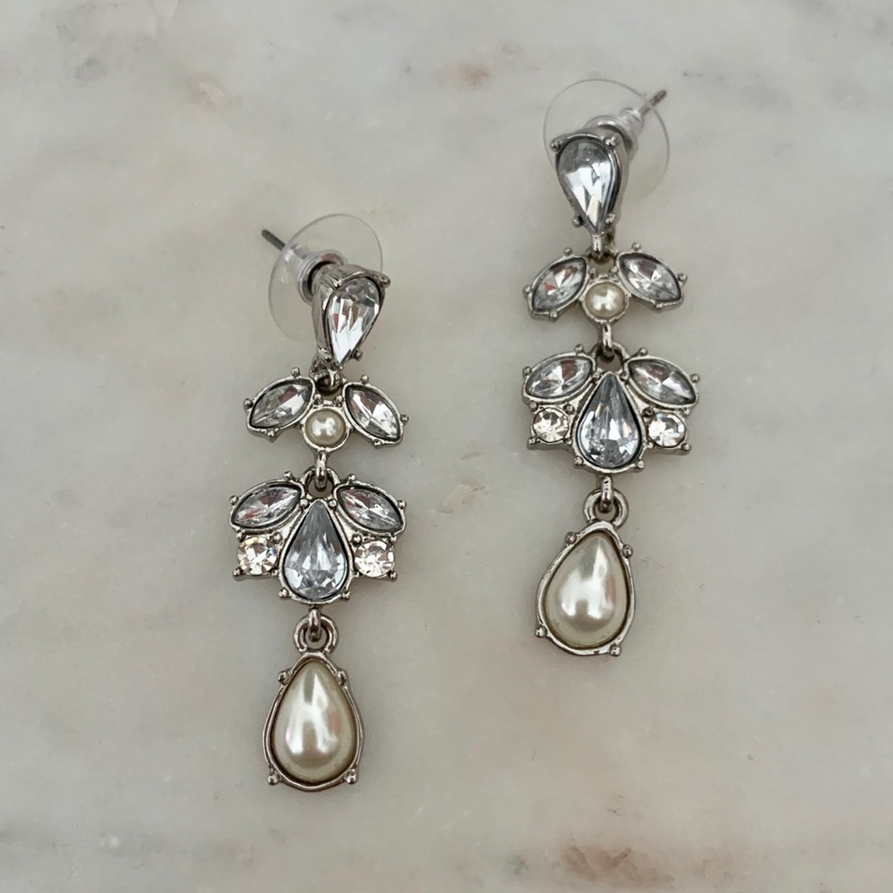 Lovely drop earrings with pearl accent